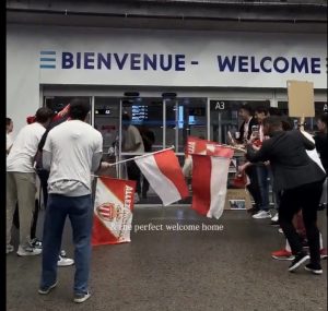 Vidéos, ATP > L&rsquo;arrivée « triomphale » et drôle de Valentin Vacherot à l&rsquo;aéroport…