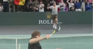 Vidéos, ATP – Rolex Paris Masters > La célébration osée de Zizou Bergs pendant que son adversaire fracasse sa raquette