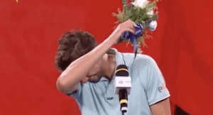 Vidéos, ATP – Shanghai > Arthur Rinderknech, en larmes, à Vacherot pendant la remise des prix : « Pour Valentin, mon cousin d&rsquo;amour, bravo, c&rsquo;est énorme. J&rsquo;ai tout donné, je ne pouvais pas faire plus »