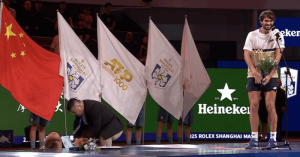 Vidéos, ATP – Shanghai > Rinderknech s&rsquo;écroule sur le podium en pleine cérémonie, Vacherot préfère en rire : « Je pense que nous avons besoin d&rsquo;aide, s&rsquo;il vous plaît »