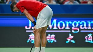 Vomissements sur le court, humidité extrême… Djokovic en grande difficulté face au 150e mondial lors du Masters 1000 de Shanghai
