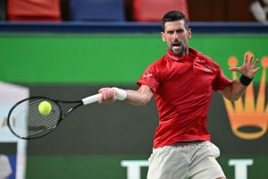 exténué et allongé sur le sol, Djokovic rallie les quarts au Masters 1000 de Shanghai pour la 11e fois