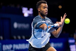 il s&rsquo;impose face à Lorenzo Musetti et se qualifie pour les demi-finales à Bruxelles