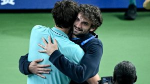 la superbe image des cousins Vacherot et Rinderknech, tous deux qualifiés pour la finale du Masters 1000 de Shanghaï