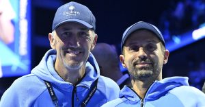 ATP – Monte Carlo > Simone Vagnozzi (coach de Sinner) : « La terre-battue est une surface sur laquelle il peut très bien performer. Il comprend de mieux en mieux quand utiliser l&rsquo;amorti et quand jouer le long de la ligne ou en diagonale. Il commence maintenant à l&rsquo;utiliser aussi en revers, un coup qu&rsquo;il peut encore perfectionner »