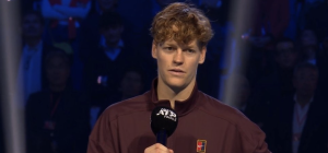 ATP – Finals > Jannik Sinner à Carlos Alcaraz après l&rsquo;avoir battu en finale : « Donne-moi encore un peu de temps, je ne suis pas encore prêt à parler espagnol »