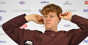 ATP – Finals > Jannik Sinner à un journaliste : « Honnêtement, je ne sais même pas quoi te répondre. Tu me poses des questions qui… »