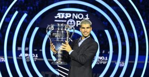 ATP – Finals > L&rsquo;immense classe de Carlos Alcaraz après avoir reçu la coupe du numéro 1 mondial : « Ce n&rsquo;est pas un objectif que vous pouvez réaliser seul. C&rsquo;est quelque chose pour lequel j&rsquo;ai travaillé très dur chaque jour avec toute mon équipe et ma famille »