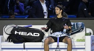 ATP – Finals > Tartarini (coach de Musetti) à son joueur pendant le match contre De Minaur : « Même le serveur du bar sait que tu as mal aux jambes, ça suffit, cours maintenant, essaie ! »