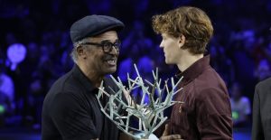 ATP – Rolex Paris Masters > Yannick Noah, après avoir remis le trophée à Sinner : « Chaque fois que j’entends &lsquo;Jannik&rsquo;, je me retourne… Mais ce n’est plus moi : c’est le vrai &lsquo;Jannik&rsquo;, le grand Jannik »