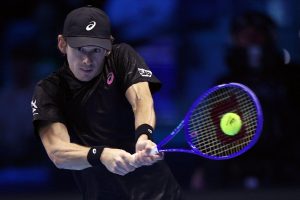 Alex De Minaur bat Taylor Fritz et peut encore espérer se qualifier pour les demi-finales des Finales ATP