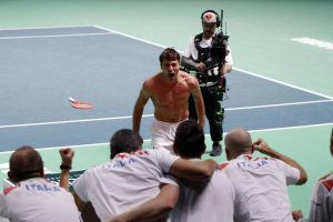 Au terme d&rsquo;un tie-break irrespirable, Flavio Cobolli et l&rsquo;Italie éliminent la Belgique et viseront le triplé en finale en Coupe Davis