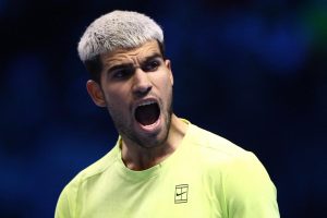 Carlos Alcaraz écarte Félix Auger-Aliassime lors des Finales ATP et rejoint Jannik Sinner en finale pour un nouveau choc