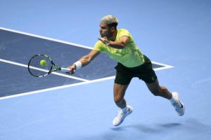 Carlos Alcaraz fait plier Taylor Fritz au prix d’une grosse bataille et se rapproche des demies
