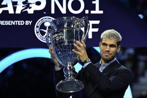 Carlos Alcaraz finit l&rsquo;année numéro 1 mondial devant Jannik Sinner, Félix Auger-Aliassime à son plus haut