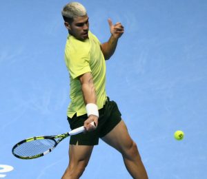 Carlos Alcaraz s’accroche dans la course au trône après un exercice de résilience