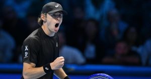 De Minaur reprend espoir et offre les demies à Alcaraz