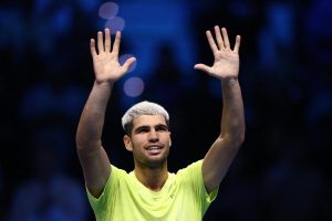 Déjà qualifié pour les demi-finales des Finales ATP, Carlos Alcaraz domine Lorenzo Musetti et s&rsquo;assure de terminer l&rsquo;année n°1 mondial