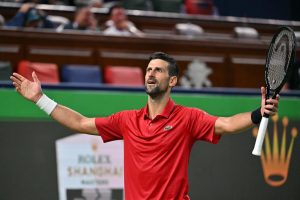 Djokovic, 38 ans, et toujours magique : la volée en grand écart qui affole le public d’Athènes