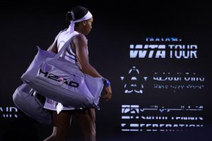 Élimination de la tenante du titre Coco Gauff, Aryna Sabalenka rejoint les demi-finales des Finales WTA