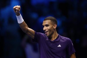 Félix Auger-Aliassime domine Alexander Zverev et rejoint le dernier carré des Finales ATP pour la première fois de sa carrière