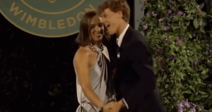 Insolite, ATP – WTA > L&rsquo;aveu de Jannik Sinner à propos de sa fameuse danse avec Iga Swiatek à Wimbledon : « J&rsquo;avais un peu bu avant »