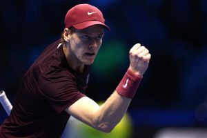 Jannik Sinner domine Alexander Zverev et se qualifie pour les demi-finales des Finales ATP