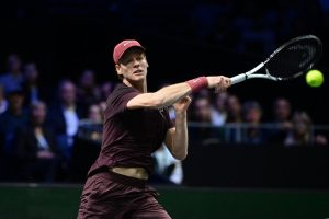 Jannik Sinner écrase Alexander Zverev et se qualifie pour la finale du Rolex Paris Masters