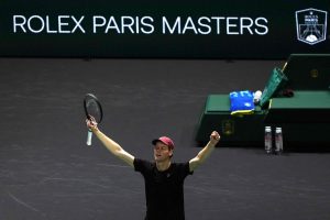 Jannik Sinner gagne son premier titre à Paris et redevient N° 1 mondial