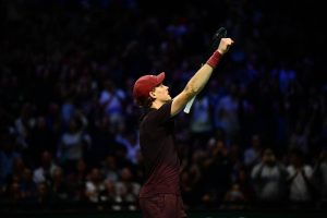 Jannik Sinner remporte le Rolex Paris Masters face à Félix Auger-Aliassime et redevient numéro 1 mondial