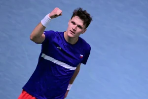 « Je me suis réveillé à 5h30 du matin, ce n’est pas terrible », Mensik évoque l’horaire de son match de Coupe Davis • TennisTemple