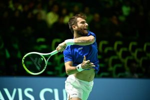 La France dos au mur face à la Belgique en quarts de finale de Coupe Davis après la défaite de Corentin Moutet contre Raphaël Collignon