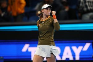 L&rsquo;incroyable finish d&rsquo;Elena Rybakina pour battre Iga Swiatek en trois sets aux Finales WTA