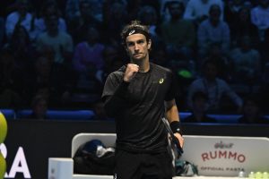 Lorenzo Musetti s&rsquo;en sort contre Alex De Minaur aux Finales ATP, Carlos Alcaraz pas encore en demies