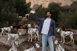 Novak Djokovic célèbre son 101e titre à Athènes avec des dalmatiens