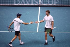 Passée à un point de la défaite, l&rsquo;Allemagne s&rsquo;en sort au double décisif contre l&rsquo;Argentine et affrontera l&rsquo;Espagne en demi-finales de la Coupe Davis