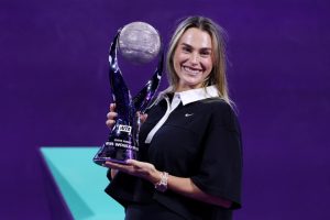 Sabalenka reçoit son trophée de n°1 mondiale à Riyad