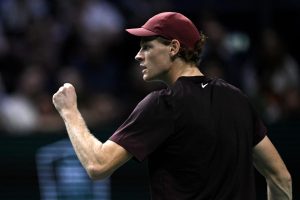 Sinner corrige Zverev et file en finale du Rolex Paris Masters