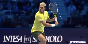 Vidéos, ATP – Finals > Alcaraz se prend pour Federer et lâche un revers gagnant à une main