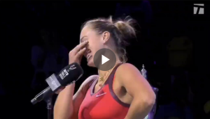 Vidéos, WTA Finals > Sabalenka incapable de retenir ses larmes après sa défaite en finale du Masters contre Rybakina : « Je deviens vraiment sensible »