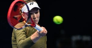 WTA Finals : Elena Rybakina renverse Iga Swiatek et entrevoit les demi-finales