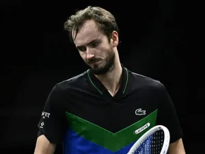 la réponse surréaliste donnée par Medvedev après son doigt d’honneur à Paris-Bercy en 2023
