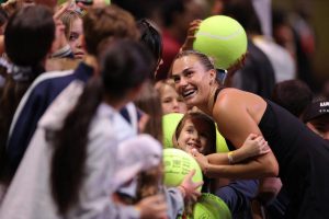 Aryna Sabalenka après sa défaite face à Nick Kyrgios lors de la « bataille des sexes » : « J&rsquo;adorerais prendre ma revanche »