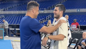 Insolite, Vidéos > Carlos Alcaraz à l&rsquo;entraînement avec une légende absolue du football