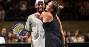 Nick Kyrgios remporte la &lsquo;Battle of the Sexes&rsquo; face à la N.1 mondiale Aryna Sabalenka