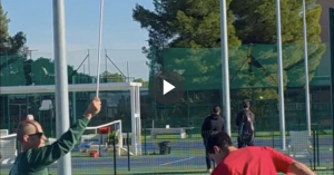 Vidéos, ATP > La technique très originale de Carlos Alcaraz à l&rsquo;entraînement pour progresser au service, trois semaines avant l&rsquo;Open d&rsquo;Australie