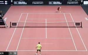 Vidéos, ATP > Après le ping-pong, Alcaraz et Sinner font des gammes en slice de revers, on préfère encore un show signé Mansour Bahrami…