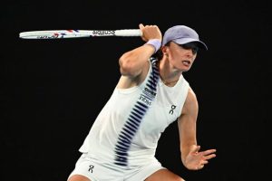Iga Swiatek souffre un set face à une qualifiée mais passe au deuxième tour de l&rsquo;Open d&rsquo;Australie