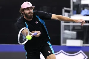 La poignée de main hilarante entre Opelka et Sweeney • TennisTemple