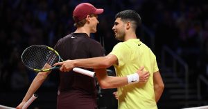 Le match d&rsquo;exhibition à deux millions chacun a donné son verdict : Carlos Alcaraz bat Jannik Sinner en deux sets en Corée du Sud